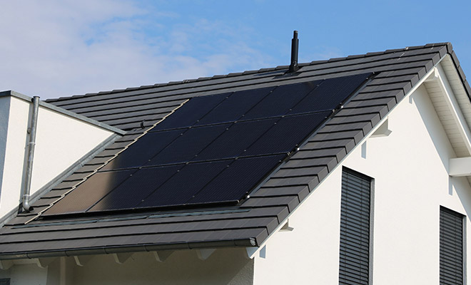 Solaranlage auf eine Steildach mit schwarzen Ziegeln 